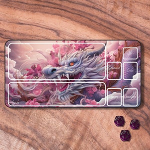Könnte beinhalten: Ein weißer Drache mit rosa Kirschblüten und Wolken im Hintergrund. Der Drache hat seinen Rachen geöffnet und orangefarbene Augen. Das Bild ist eine Spielmatte mit Abschnitten, die mit "Battlefield", "Lands", "Command Zone", "Library", "Graveyard" und "Exile" beschriftet sind.