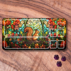 Tapete de jogo MTG esquilo, tapete de jogo MTG com tema de vitral disponível com ou sem zonas, tapete de jogo TCG com tema de floresta e bosque, presentes para jogadores