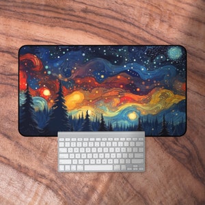 Peut inclure: Un design abstrait coloré d'un ciel étoilé de nuit au-dessus d'une forêt. Le design présente des lignes tourbillonnantes de bleu, jaune, orange et rouge, sur un fond bleu foncé. La forêt est silhouettée contre le ciel, avec de grands arbres et quelques étoiles visibles au loin.