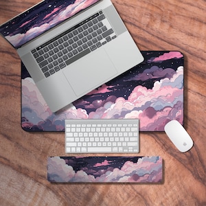Tappetino da scrivania viola, tappetino per mouse da gioco estetico XXL, tappetino per laptop a tema notte nuvolosa, decorazione da scrivania kawaii, tappetino da scrivania cielo notturno anime