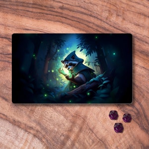 Tapis de jeu MTG avec zones ou sans zones, tapis de jeu MTG sur le thème du sorcier raton laveur, tapis de jeu TCG sur le thème de la forêt boisée, cadeaux pour les joueurs