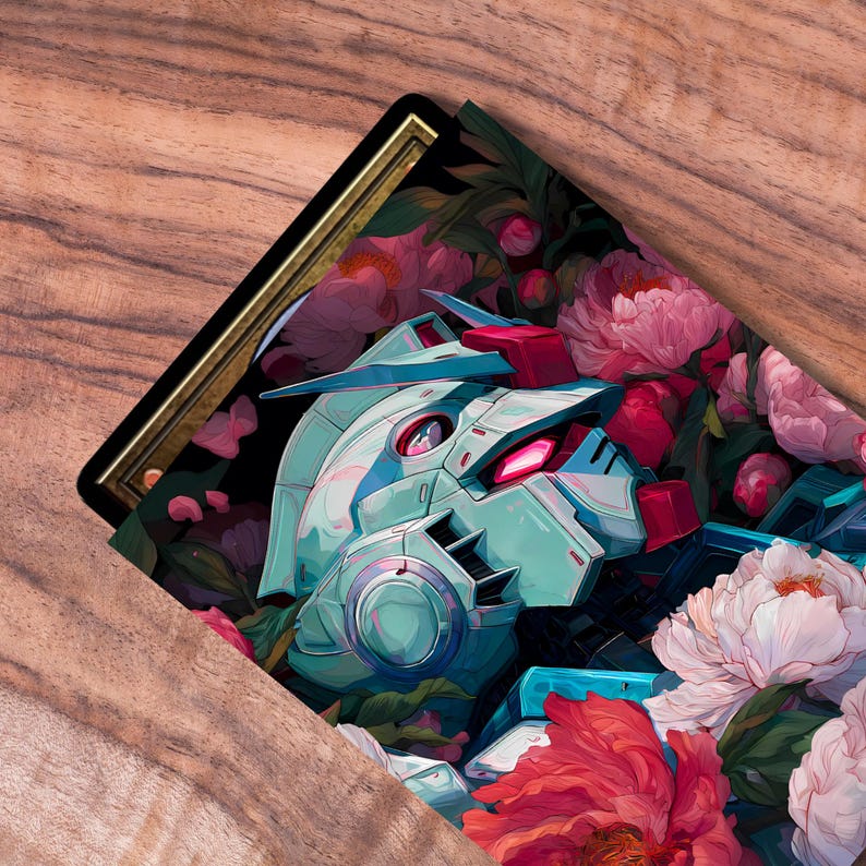 K&ouml;nnte beinhalten: Digitaldruck mit einem t&uuml;rkis-roten Roboter-Kopf, umgeben von rosa und roten Pfingstrosen. Das Kunstwerk hat einen schwarzen Hintergrund mit goldenem Rahmen, auf einer Holzoberfl&auml;che.