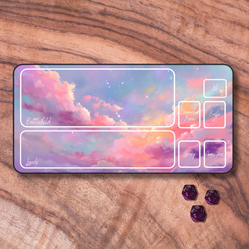 K&ouml;nnte beinhalten: Eine rosa und lila Spielmatte mit einem Himmel- und Wolken-Design. Die Matte hat Abschnitte mit den Bezeichnungen "Battlefield", "Lands", "Command Zone", "Exile", "Library" und "Graveyard".