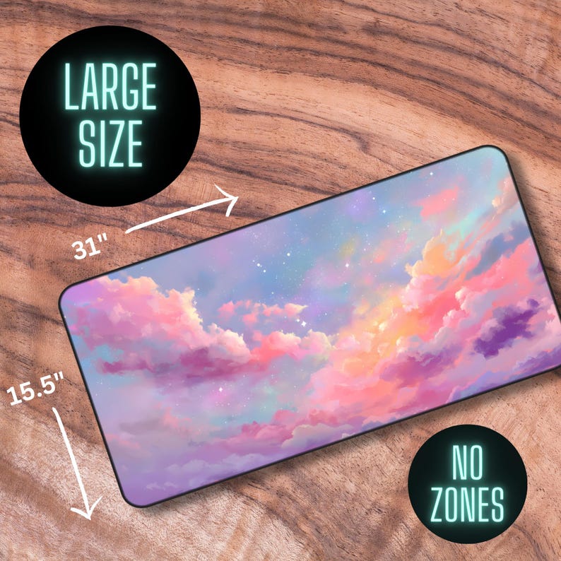 K&ouml;nnte beinhalten: Eine gro&szlig;e, rechteckige Mausmatte mit einem pastellrosa, violetten und blauen Himmel mit Wolken und Sternen. Die Mausmatte misst 78,7 cm x 39,4 cm. Der Text "NO ZONES" ist auf einem schwarzen Kreis in der unteren rechten Ecke gedruckt.