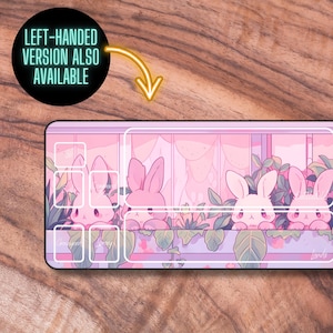 Puede incluir: Una alfombrilla de teclado rosa y blanca con una linda ilustraci&oacute;n de tres conejos asom&aacute;ndose desde detr&aacute;s de una ventana y plantas. La alfombrilla tiene un fondo rosa claro y un borde azul claro. El texto "Versi&oacute;n para zurdos tambi&eacute;n disponible" es visible en la esquina superior izquierda.