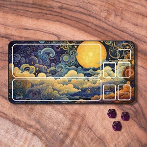 Puede incluir: Una estera de juego de mesa de temática fantástica con un diseño azul, morado y dorado. La estera presenta una gran luna y nubes, y tiene secciones etiquetadas como "Battlefield", "Lands", "Command Zone", "Exile", "Library" y "Graveyard".