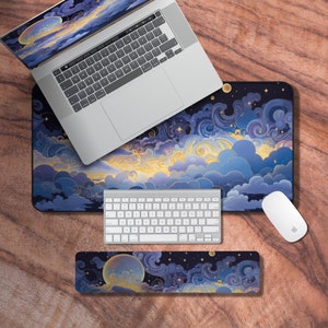 Peut inclure: Un ensemble de deux tapis de souris avec un motif céleste bleu et or avec des nuages et des étoiles. Le plus grand tapis de souris est rectangulaire et le plus petit est un long rectangle. Un clavier sans fil blanc et une souris sans fil blanche sont également représentés.