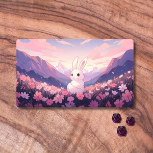 MTG Playmat, niedliche Häschen-Thema MTG Playmat, erhältlich mit oder ohne Bereiche, Pastell-TCG-Playmat, gemütliche Geschenke für Gamer-Mädchen