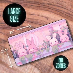 Puede incluir: Un rat&oacute;n de ordenador rosa y morado con un dise&ntilde;o de cuatro conejos de dibujos animados asom&aacute;ndose por las ventanas con plantas verdes. El rat&oacute;n mide 15,5 pulgadas por 31 pulgadas.