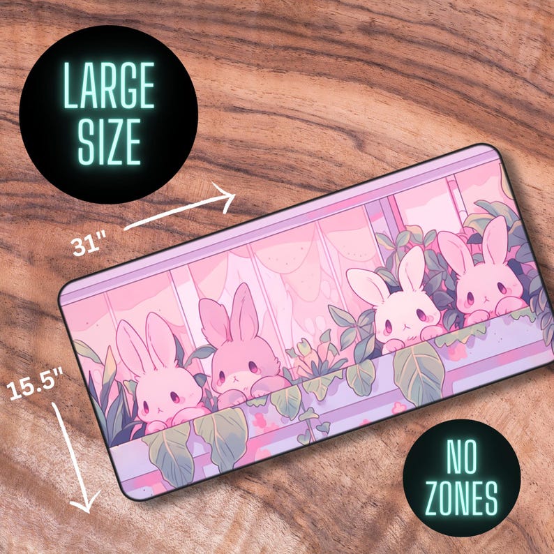 Puede incluir: Un rat&oacute;n de ordenador rosa y morado con un dise&ntilde;o de cuatro conejos de dibujos animados asom&aacute;ndose por las ventanas con plantas verdes. El rat&oacute;n mide 15,5 pulgadas por 31 pulgadas.