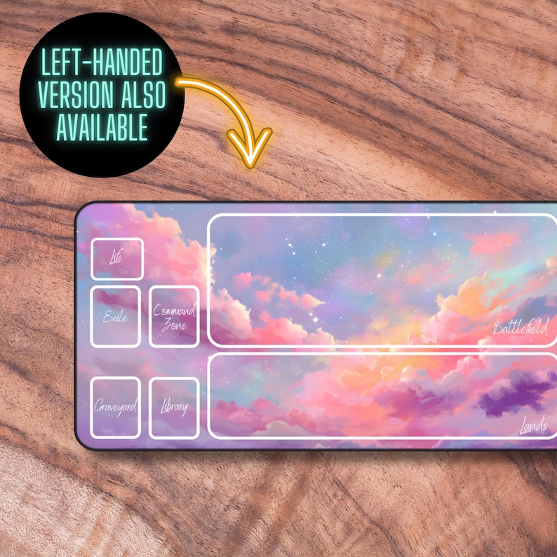 K&ouml;nnte beinhalten: Eine Tastaturmatte mit einem rosa und blauen Himmel mit Wolken und Sternen. Die Matte ist mit Tastenbeschriftungen versehen, darunter "Exile", "Command Zone", "Battlefield", "Graveyard", "Library" und "Lands".