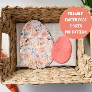 Peut inclure: Deux œufs de Pâques en tissu dans un panier en osier. Le plus grand œuf a un imprimé floral et le plus petit a un imprimé à pois roses. Le texte sur l'image indique "Œufs de Pâques à remplir 2 tailles Patron PDF".