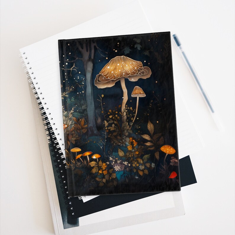 Journal à couverture rigide champignons de la forêt enchantée guirlandes lumineuses magiques Journal de rêves automne Woodlands Esthétique cadeau Journal Champignons fantastiques 5 x 7 po image 1