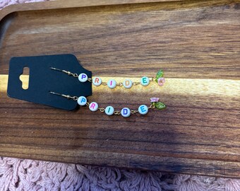 Pendientes de cuentas con letras del orgullo LGBTQ+ hechos a mano con dijes florales / Joyería LGBTQ+