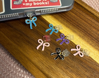 Tapón antipolvo USB-C con lazo coqueto / Charm accesorio tecnológico kawaii en tonos pastel