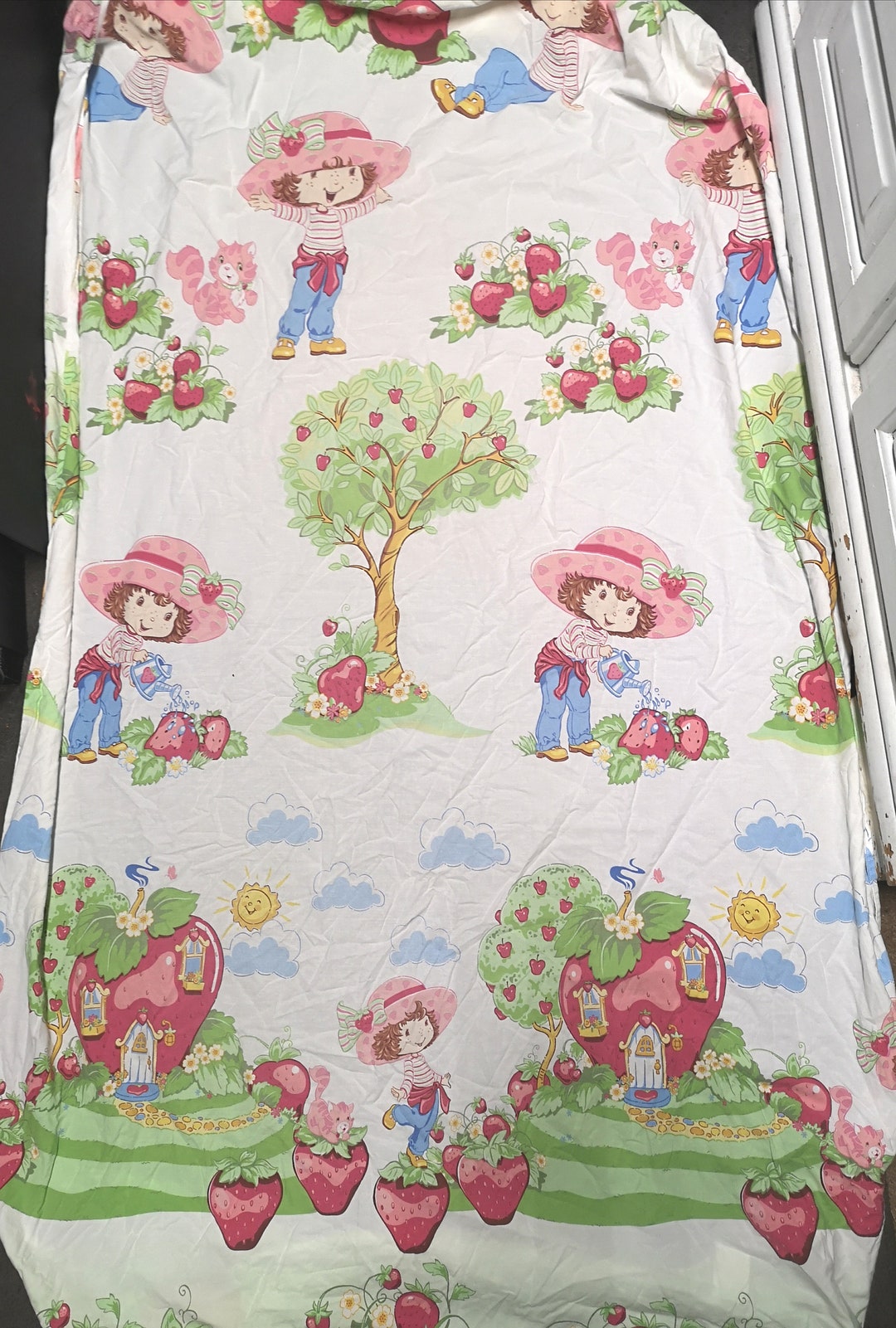 TWIN FITTED SHEET - STRAWBERRY FIELDS main image 0