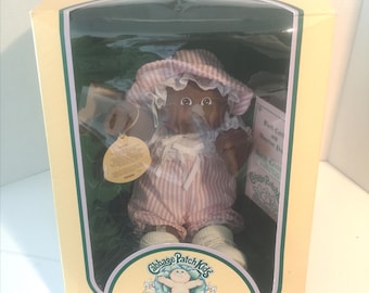 Bebé prematuro Cabbage Patch afroamericano vintage, raro, de 1985, todavía en caja con etiquetas y papeles de adopción, nunca usado.