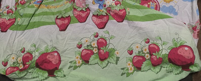 TWIN FITTED SHEET - STRAWBERRY FIELDS