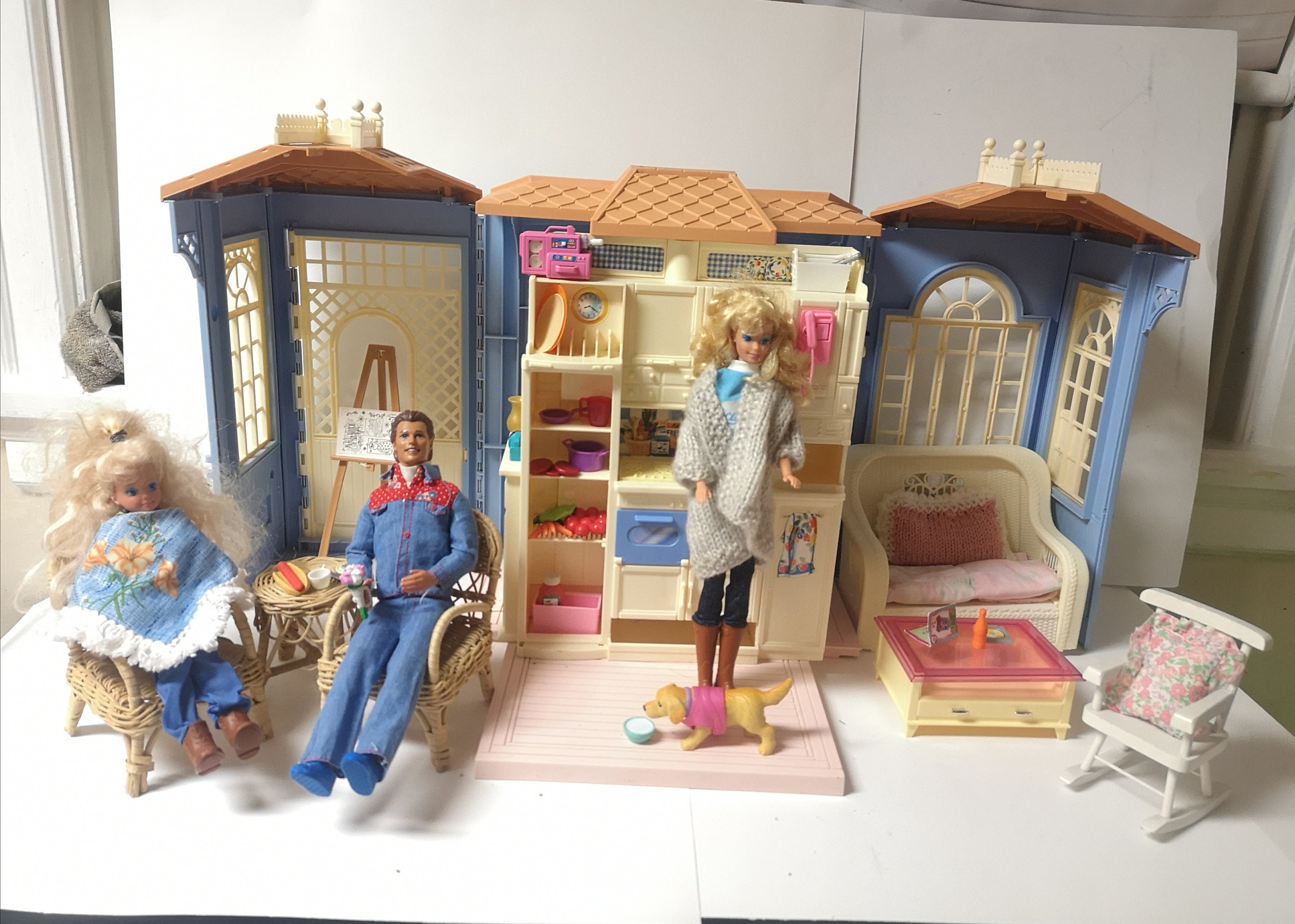 Barbie house Malibu, two-story folding doll house with furniture