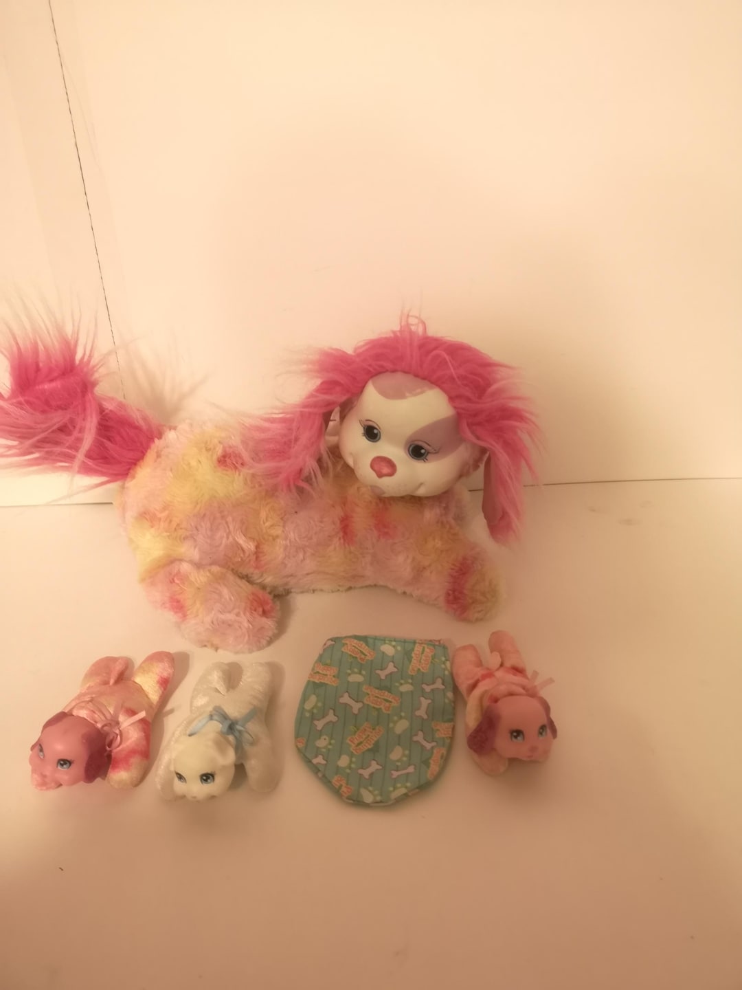 Peluche chien JUST PLAY Puppy Surprise avec 3 bébés rose blanc 30 c