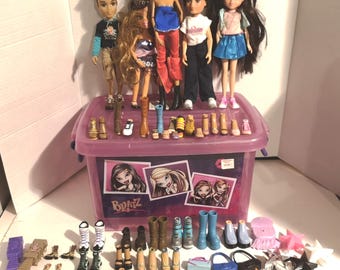 Vintage Bratz Lot 5 Dolls Combs Brushes Shoes Purses Bratz Storage Box