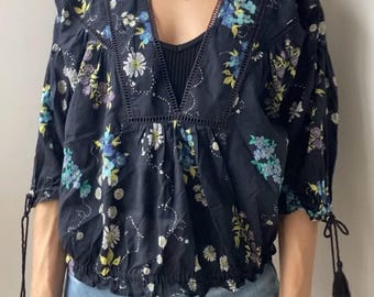 Free People Marinblå blommig kort blus - Ärmlös med tofsar - 3/4-ärm - Storlek Small