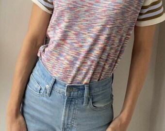 Free People - Abstrakt Print T-Shirt mit perforierten Details / Netztop - Größe XS