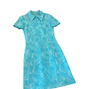 Vintage 70s womans blue floral sheath dress short sleeve small womans 1970s dress dart collar fitted