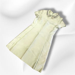 1960er Jahre Etuikleid, hellgrünes Kleid mit Perlenkragen