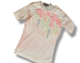 Camisa feminina vintage dos anos 70, tamanho pequeno, rosa, com estampa floral e mangas curtas. Modelo Tipsy Tops.