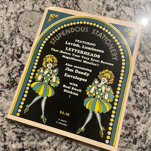 Puede incluir: Juego de papelería vintage titulado "Stupendous Stationery" con un diseño retro. La portada presenta un fondo negro con texto e ilustraciones de mujeres bailando. Incluye membretes y sobres.