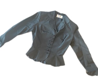 Carlye 50er Jahre Bluse mit kleinem Kragen lange Ärmel, schwarzes Schößchen 1950s Bluse