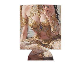 Op de afbeelding: Een blikjeskoeler met een gedetailleerde illustratie van een persoon in een gouden fantasie-outfit. Het kunstwerk heeft ingewikkelde details en een zachte, artistieke stijl. De koeler is ontworpen om dranken koud te houden.