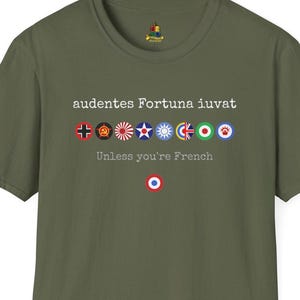 Könnte beinhalten: Olivgrünes T-Shirt mit dem lateinischen Satz "audentes Fortuna iuvat" und dem Text "Unless you're French". Es zeigt eine Reihe farbenfroher Embleme und ein französisches Flaggen-Symbol.