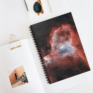 Op de afbeelding: Een set van drie keramische mokken met een gespikkelde, matte afwerking. De mokken zijn in crème, lichtgrijs en donkergrijs. Elke mok heeft een eenvoudig, minimalistisch ontwerp.