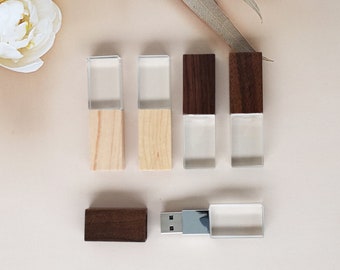 Puede incluir: Cinco unidades flash USB, dos con tapas de acrílico transparente y fondos de madera, dos con tapas de madera de nogal y fondos de acrílico transparente, y una con un conector de metal plateado y una tapa de acrílico transparente.