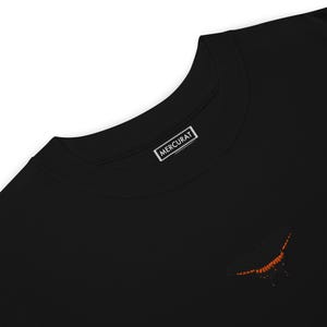 Puede incluir: Camiseta negra de cuello redondo con un diseño de mariposa bordada en naranja y negro. La camiseta presenta una pequeña etiqueta blanca con el texto "MERCURAT".