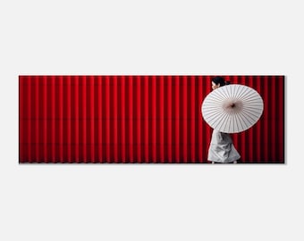 Japanische Frau Leinwandkunst: Rote Wand, Kimono, Sonnenschirm
