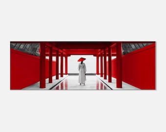 Japanische Frau Leinwandkunst: Roter Regenschirm, weißer Kimono, ruhiges Design