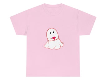 以下が含まれることがあります： 赤いハートを持った白い幽霊が描かれたピンクのTシャツ。幽霊は笑顔です。