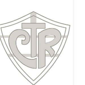 Puede incluir: Logotipo en forma de escudo gris claro con las letras "CTR" en una fuente estilizada. Las letras son de un tono gris más claro y están superpuestas a un patrón de cuadrícula dentro del escudo.