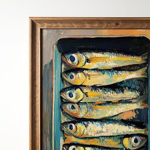 Może przedstawiać: Malowidło przedstawiające puszkę sardyn, z sardynami ułożonymi w rzędach, ich łuski mienią się odcieniami srebra, złota i błękitu.