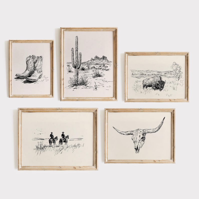 K&ouml;nnte beinhalten: Set aus f&uuml;nf gerahmten Schwarz-Wei&szlig;-Kunstdrucken mit Western-Thema. Drucke zeigen Cowboy-Stiefel, einen Kaktus, einen Bison, Cowboys zu Pferd und einen Bullensch&auml;del. Die Rahmen sind helles Holz.