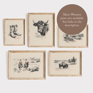 K&ouml;nnte beinhalten: Eine Sammlung gerahmter Kunstdrucke zum Thema Western. Die Drucke zeigen Illustrationen von Cowboy-Stiefeln, einem Bullen, einer Landschaft mit Cowboys zu Pferd, einer Landschaft mit einem Bison und einer W&uuml;stenlandschaft. Die Drucke sind in neutralen T&ouml;nen mit goldenen Rahmen gehalten.