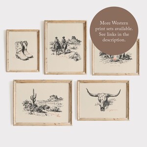 K&ouml;nnte beinhalten: Eine Sammlung gerahmter Kunstdrucke mit Western-Thema. Die Drucke zeigen Schwarz-Wei&szlig;-Illustrationen von Cowboy-Stiefeln, Cowboys auf Pferden, W&uuml;stenlandschaften und einem Bullensch&auml;del. Die Rahmen sind hellholzfarben.