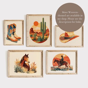 K&ouml;nnte beinhalten: Eine Sammlung gerahmter Kunstdrucke im Western-Stil. Die Drucke zeigen ein Paar Cowboystiefel, eine W&uuml;stenlandschaft mit Kakteen, einen Cowboyhut, ein Pferd und einen Cowboy auf einem Pferd. Die Kunst hat einen Vintage-Aquarellstil.
