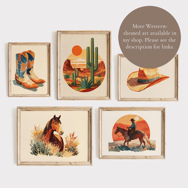 K&ouml;nnte beinhalten: Eine Sammlung gerahmter Kunstdrucke im Western-Stil. Die Drucke zeigen ein Paar Cowboystiefel, eine W&uuml;stenlandschaft mit Kakteen, einen Cowboyhut, ein Pferd und einen Cowboy auf einem Pferd. Die Kunst hat einen Vintage-Aquarellstil.
