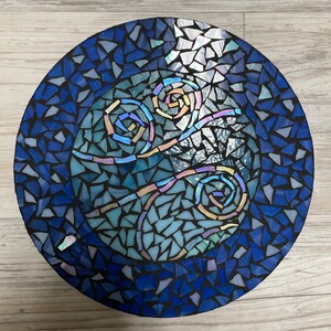 虹色の海の渦巻き 海をテーマにした 8"x8"x1" 丸型ガラスモザイク ブルーの色合い