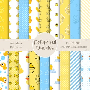 Puede incluir: 18 diseños de papel digital con patitos de goma amarillos sobre un fondo blanco, azul y amarillo. Los diseños son sin costuras y perfectos para scrapbooking, creación de tarjetas y otros proyectos de manualidades. El texto "Delightful Duckies" aparece en el centro de la imagen.