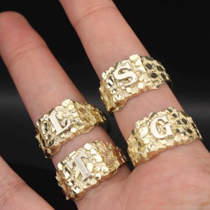 Anillo de pepita de oro de 10 quilates para hombre. Anillo de pepita con inicial cuadrada. Oro auténtico. Todos los tamaños. Anillo de pepita con letra de oro amarillo de 10 quilates. Anillo de sello para el Día del Padre.